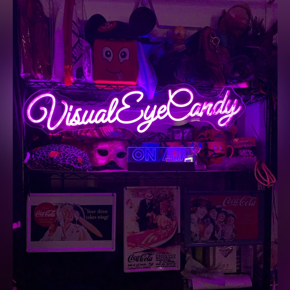 Like this post to be notified when I go LIVE! Meet your Posher VisualEyeCandy!